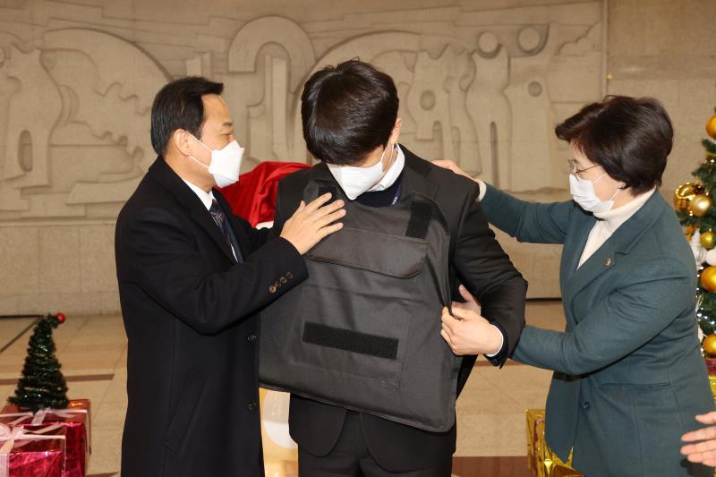 장현국 의장 경기도의회 청사방호직원 방호복 지급_4