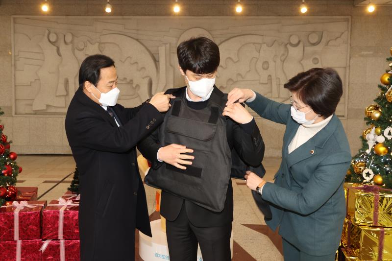 장현국 의장 경기도의회 청사방호직원 방호복 지급_5