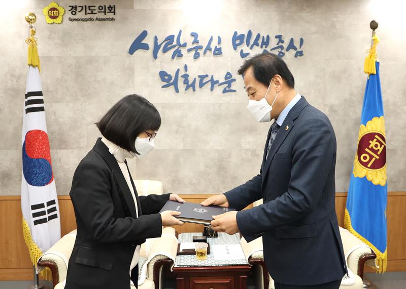 의회사무처 임기제 직원 사령장 교부_2