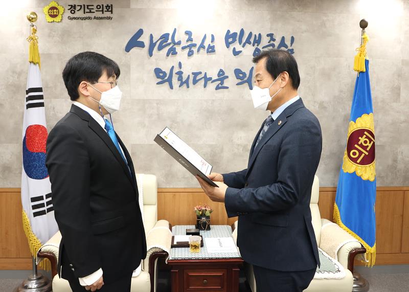 의회사무처 임기제 직원 사령장 교부_4
