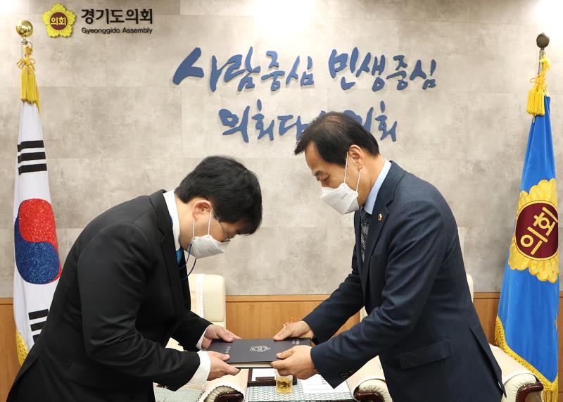 의회사무처 임기제 직원 사령장 교부_5