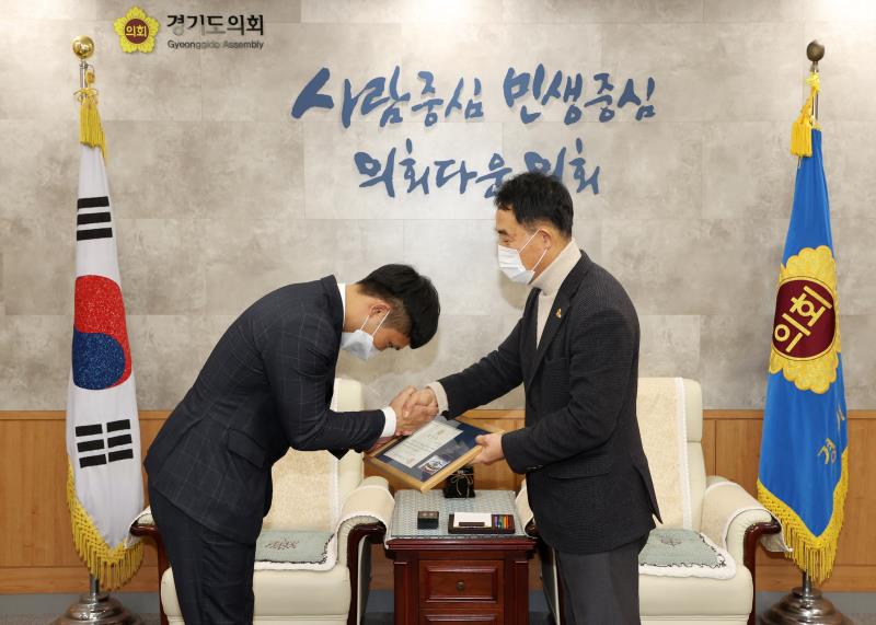 진용복 부의장 표창장 수여_2
