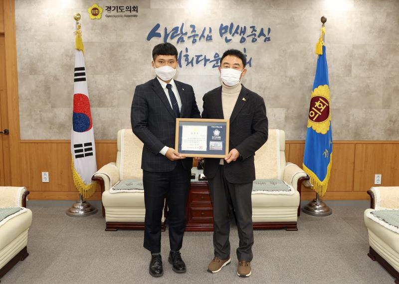 진용복 부의장 표창장 수여_3