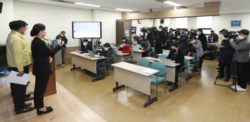 의장단 및 대표의원 비대면 기자회견_8