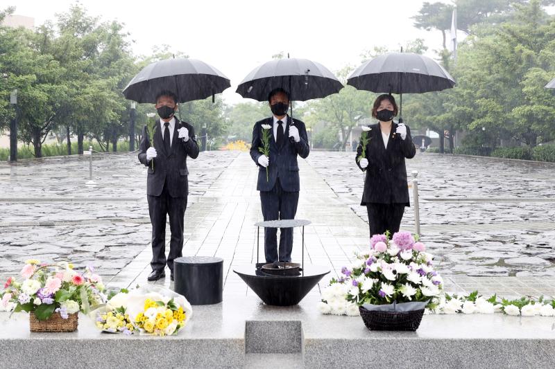 의장단 故 노무현 대통령 묘역 방문_8