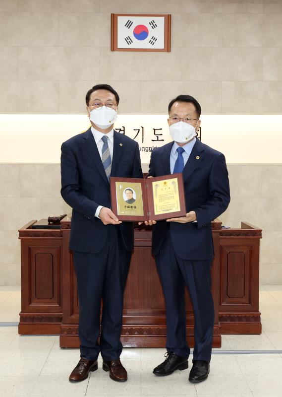 의회운영위원회 김기세 의회사무처장 공로패 수여식 사진 2