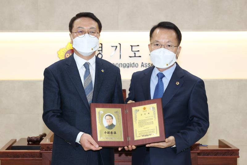 의회운영위원회 김기세 의회사무처장 공로패 수여식 사진 3