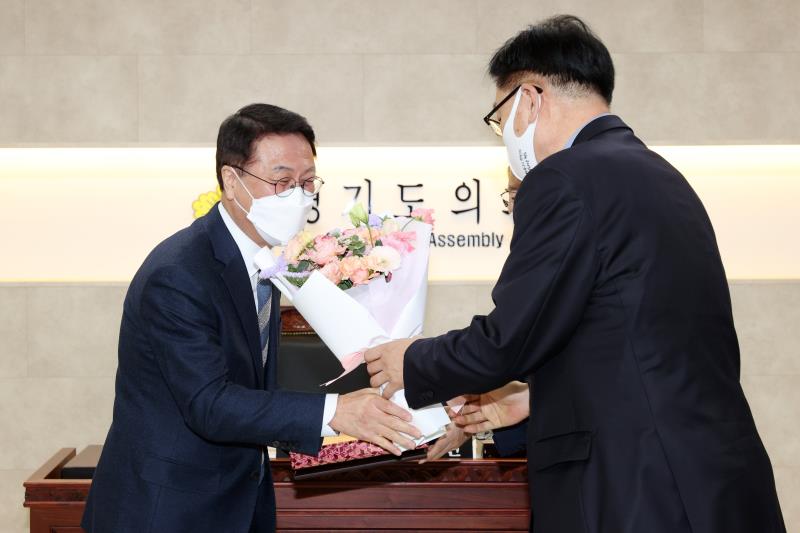 의회운영위원회 김기세 의회사무처장 공로패 수여식 사진 5