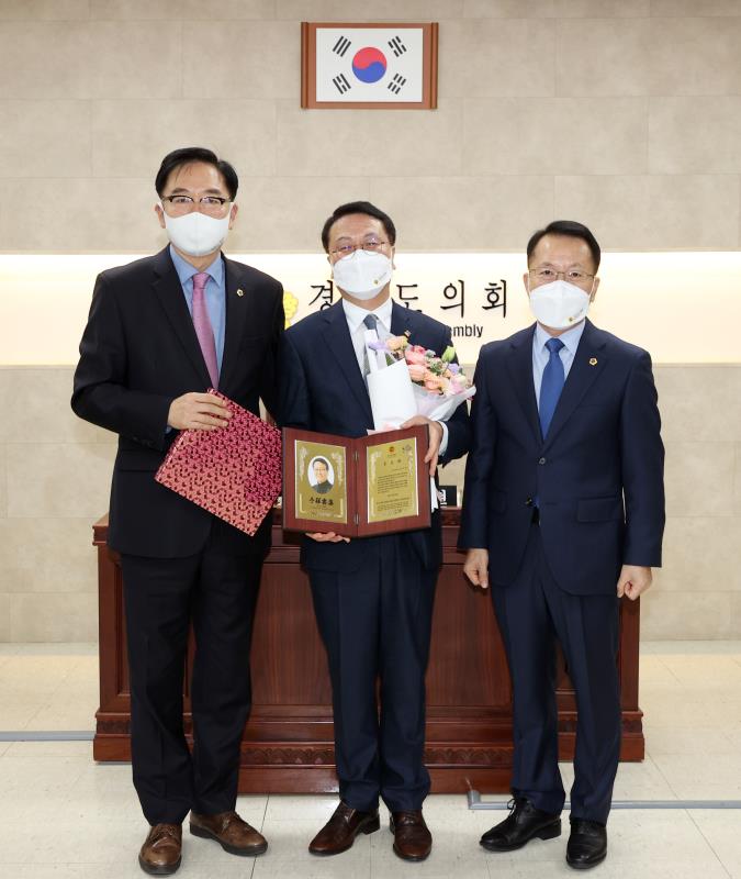 의회운영위원회 김기세 의회사무처장 공로패 수여식 사진 6