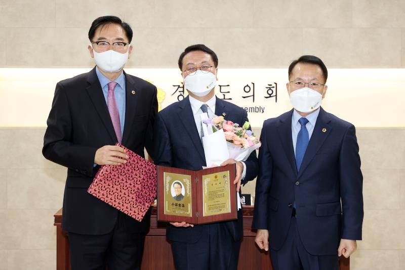 의회운영위원회 김기세 의회사무처장 공로패 수여식 사진 7