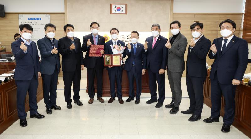 의회운영위원회 김기세 의회사무처장 공로패 수여식 사진 9