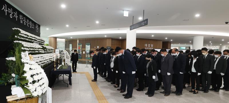 경기도의회 더불어민주당 의원 이태원 사고 사망자 합동분향소 조문