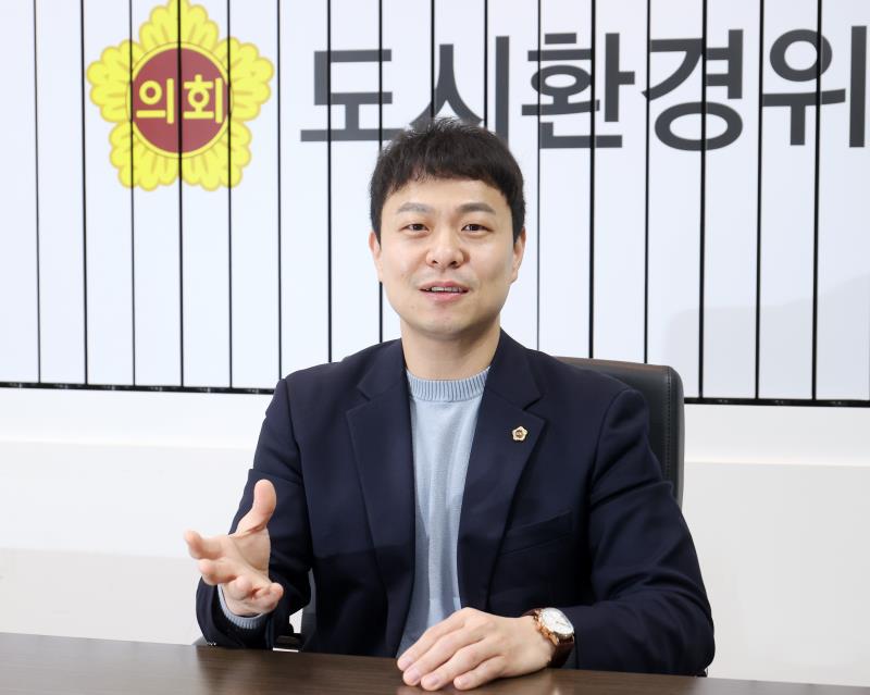 유영일 도시환경위원장 인터뷰 사진
