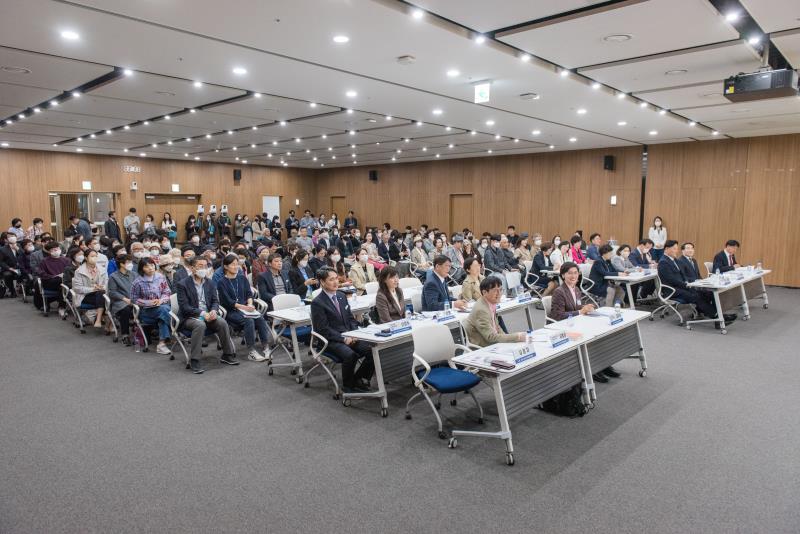 들봄의 대상에서 돌봄의 주체가 되어 지역공동체를 돌보는 노인 