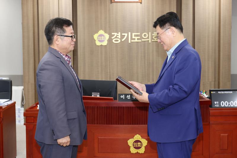 제11대 제2기 예산결산특별위원회 공로패 수여식_2