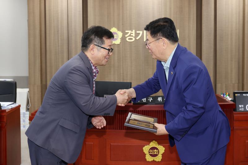 제11대 제2기 예산결산특별위원회 공로패 수여식_3