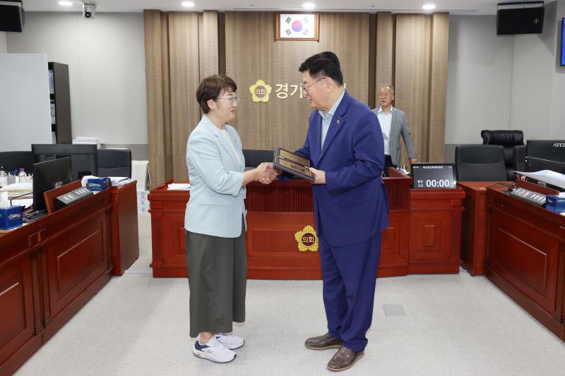 제11대 제2기 예산결산특별위원회 공로패 수여식_6