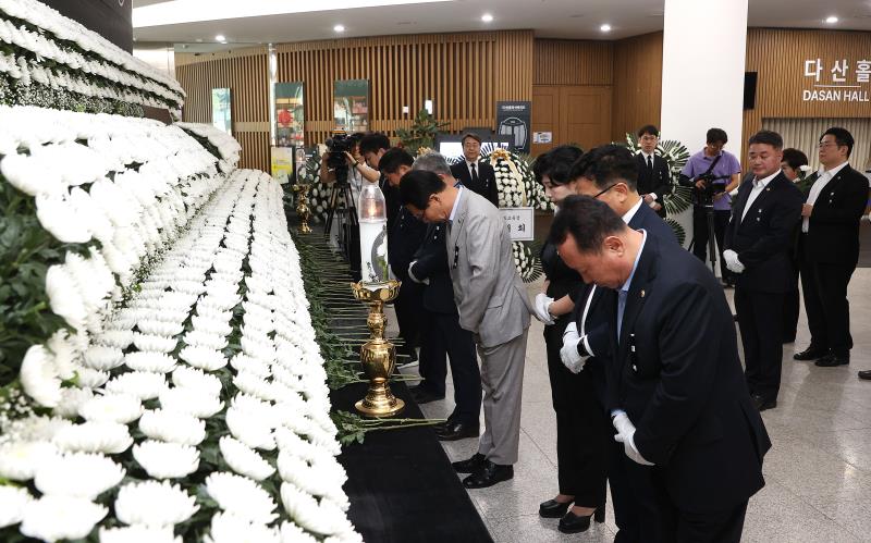 경기도의회 국민의힘 의원 화성 공장 화재 희생자 합동분향소 방문 추모_8