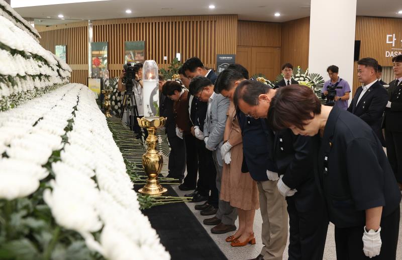 경기도의회 국민의힘 의원 화성 공장 화재 희생자 합동분향소 방문 추모_9