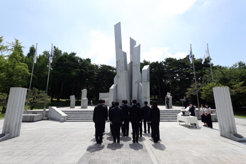 제11대 후반기 경기도의회 더불어민주당 대표단 현충탑 참배_9