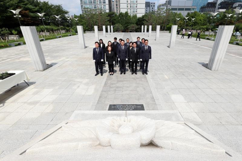 제11대 후반기 경기도의회 더불어민주당 대표단 현충탑 참배_5