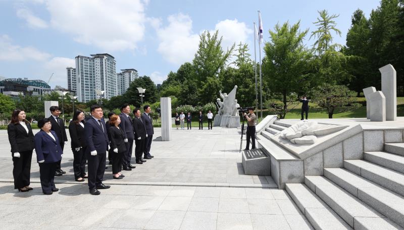 제11대 후반기 경기도의회 더불어민주당 대표단 현충탑 참배_10