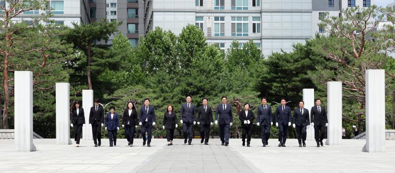 제11대 후반기 경기도의회 더불어민주당 대표단 현충탑 참배_3