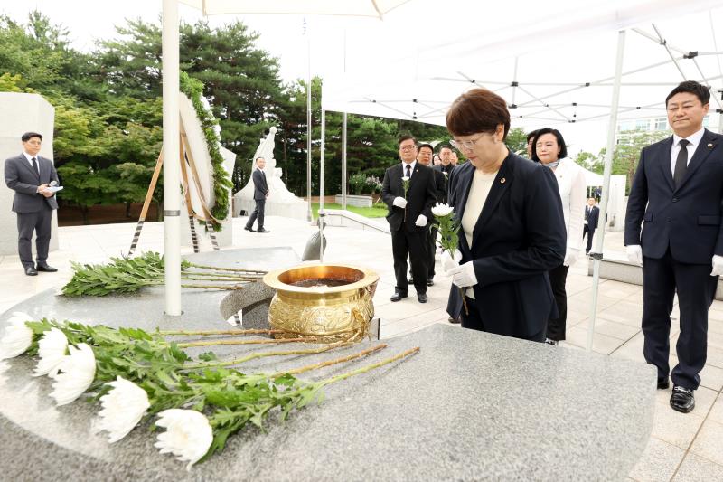 제11대 경기도의회 후반기 의장단 현충탑 참배_6