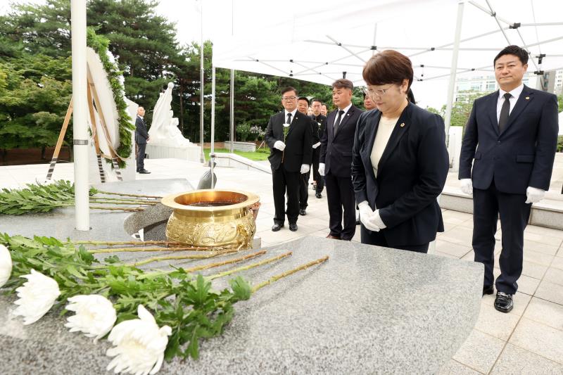 제11대 경기도의회 후반기 의장단 현충탑 참배_7