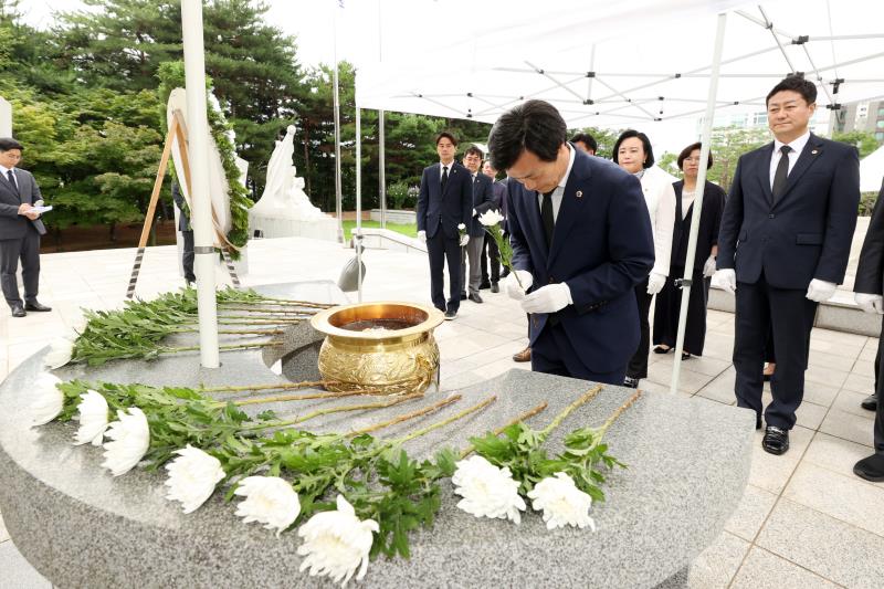 제11대 경기도의회 후반기 의장단 현충탑 참배_6