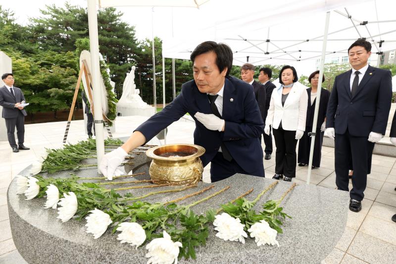 제11대 경기도의회 후반기 의장단 현충탑 참배_7