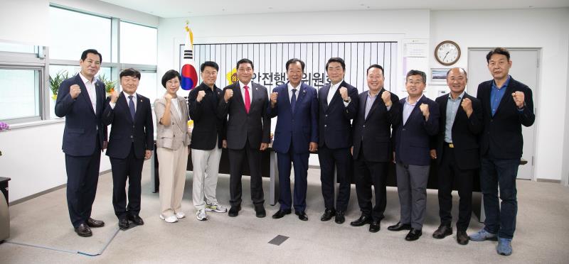 11대 후반기 안전행정위원회 단체사진