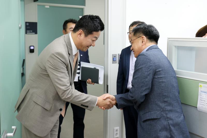 김진경 의장 의회사무처 부서 방문 및 직원 격려