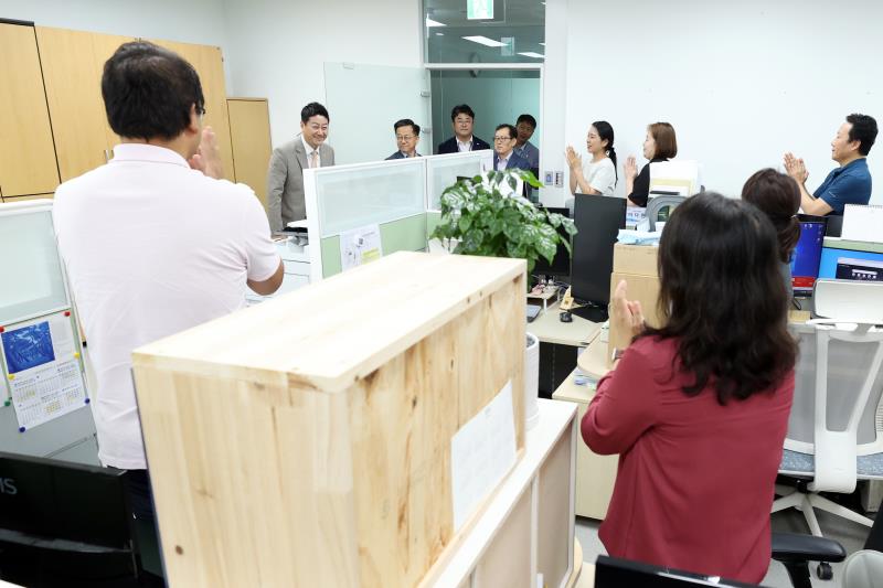 김진경 의장 의회사무처 부서 방문 및 직원 격려_3