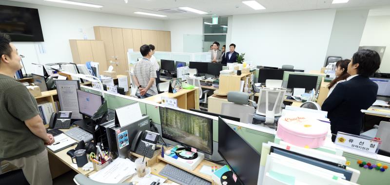 김진경 의장 의회사무처 부서 방문 및 직원 격려_4