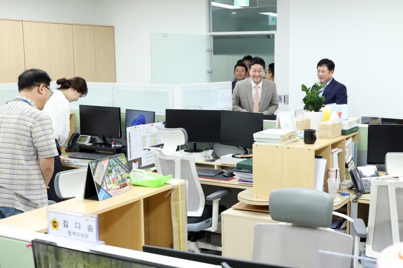 김진경 의장 의회사무처 부서 방문 및 직원 격려_5