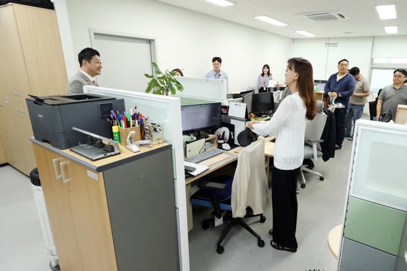 김진경 의장 의회사무처 부서 방문 및 직원 격려_6