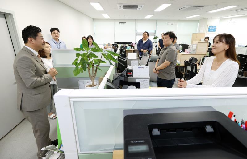 김진경 의장 의회사무처 부서 방문 및 직원 격려_7