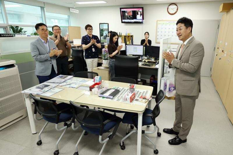 김진경 의장 의회사무처 부서 방문 및 직원 격려_9