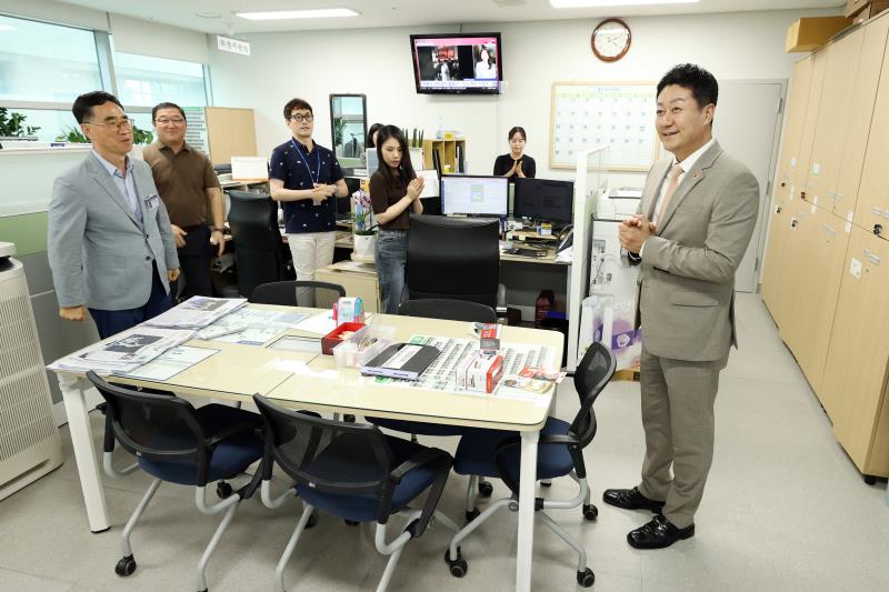 김진경 의장 의회사무처 부서 방문 및 직원 격려_10