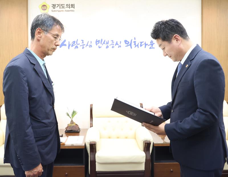 김진경의장 의회사무처 팀장급 인사 임용장 교부_2