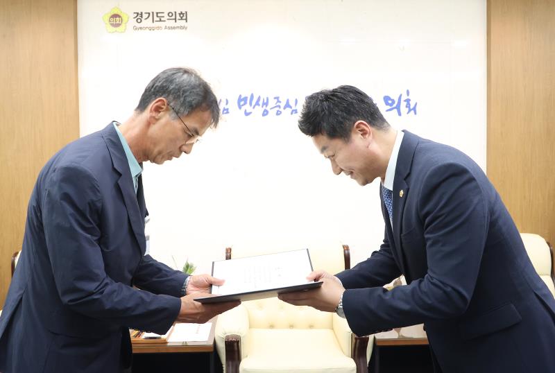 김진경의장 의회사무처 팀장급 인사 임용장 교부_3