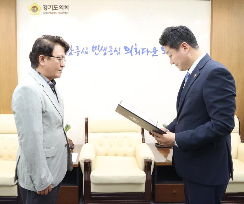 김진경의장 의회사무처 팀장급 인사 임용장 교부_5