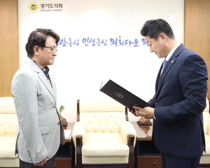 김진경의장 의회사무처 팀장급 인사 임용장 교부_6