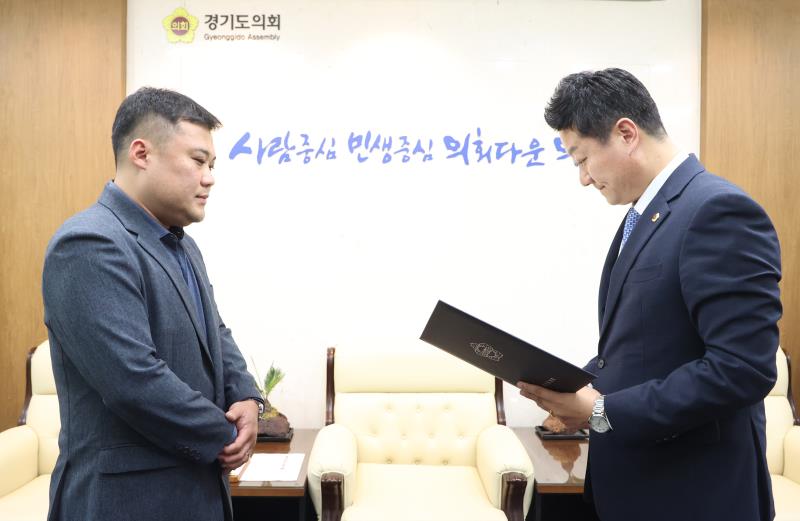 김진경의장 의회사무처 팀장급 인사 임용장 교부_9