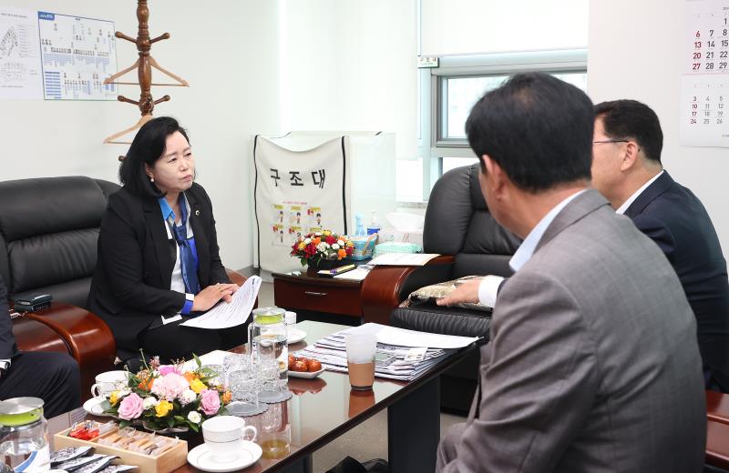 경기도의회 정윤경부의장 등 국회 행안위원장 정책 건의서 전달_6