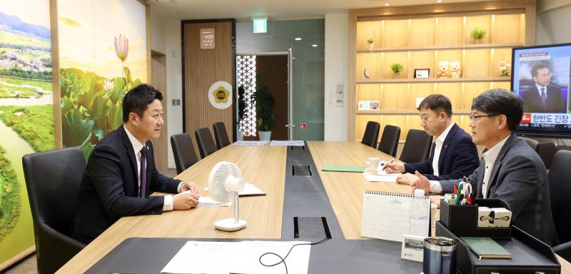 김진경 의장 엄호윤 국민건강보험공단 인천경기지역본부장 접견_4