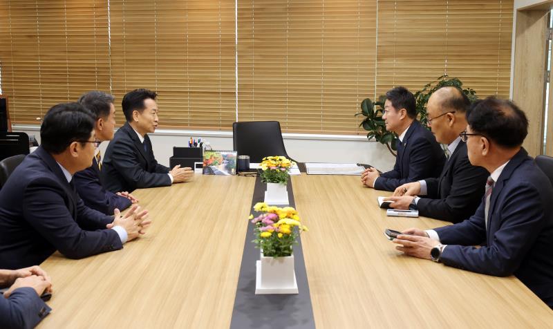 김진경 의장 신임 고영인 경제부지사, 윤준호 정무수석 접견_5