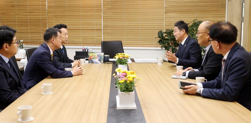 김진경 의장 신임 고영인 경제부지사, 윤준호 정무수석 접견_9