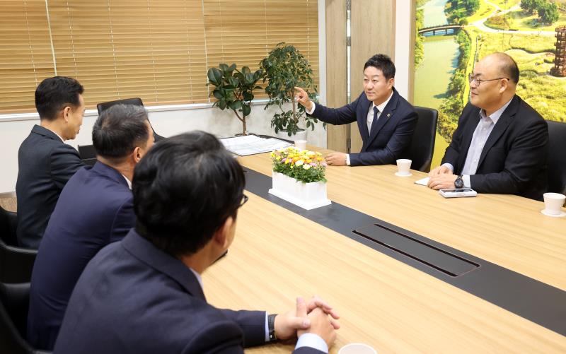 김진경 의장 신임 고영인 경제부지사, 윤준호 정무수석 접견_10